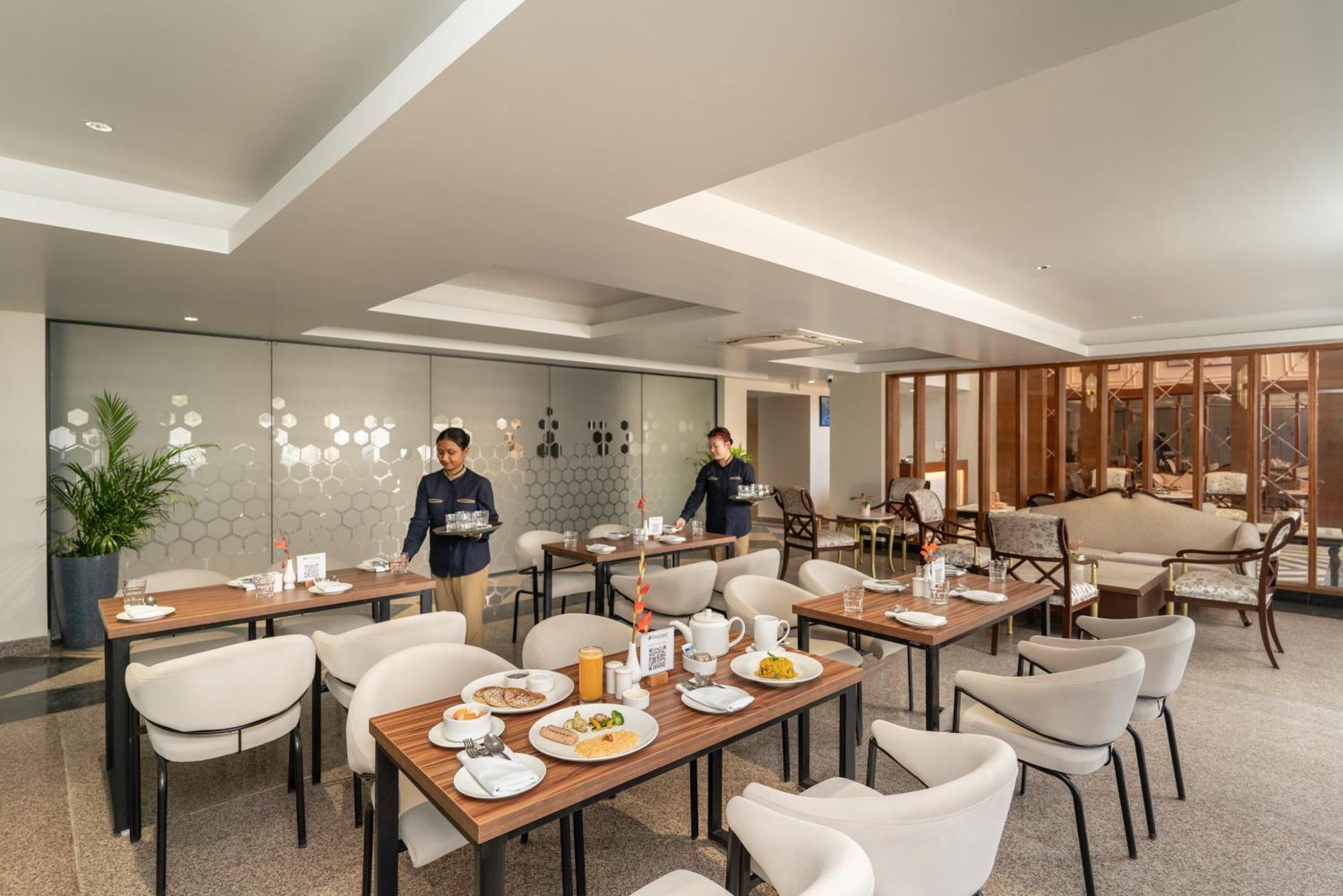 Foxtrail, Sector 42 - Am Hotel Kollection Гургаон Экстерьер фото
